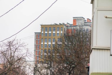 Bir yerleşim bölgesindeki konut binasının ön cephesi. Evin pencereleri