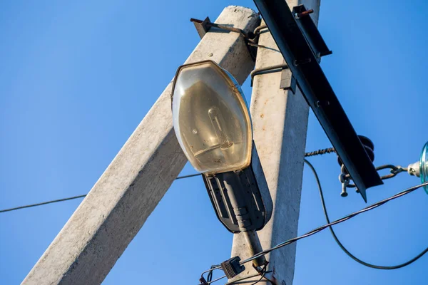 空を背景にした送電線と大きなランプの柱 — ストック写真