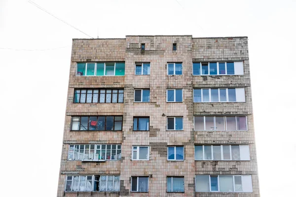 Fachada Uma Antiga Casa Soviética Com Janelas Fachada Casa Forrada — Fotografia de Stock