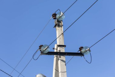 Köyde elektrik direği ve elektrik hatları var.