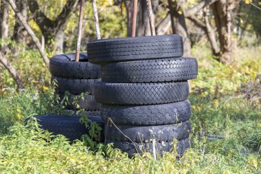 Büyük ayaklı bir kamyonun siyah tekerlekleri.