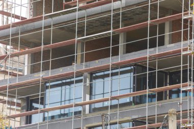 Şehirde beton bir yüksek bina inşa ediliyor.