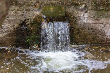 Ekim ayında parkta fırtınalı nehir suyu