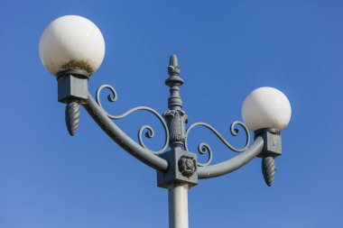 Parktaki fener mavi gökyüzünün arka planında