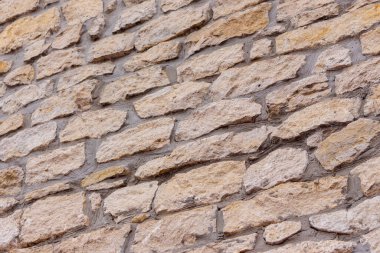 Kilise çan kulesinin duvarları sarı taştan yapılmıştır.