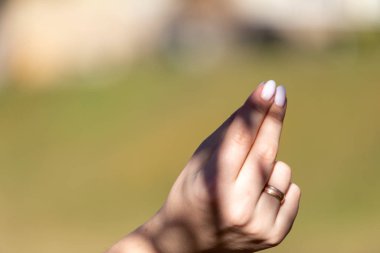 Kız elleriyle duygusal bir jesti parçalıyor.