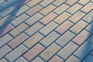 Kaldırımdaki kaldırımın dokusundaki gölge.