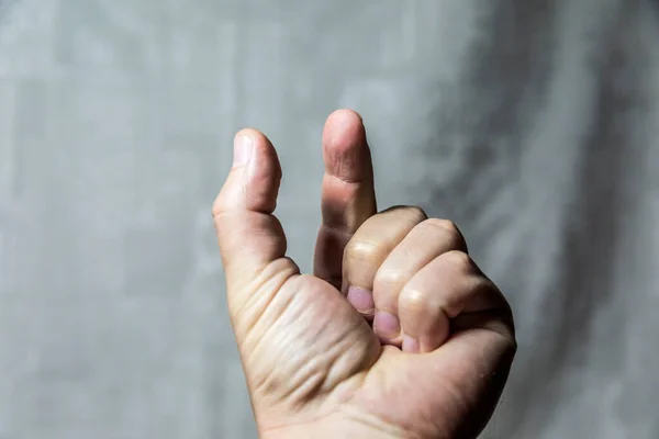 Homem Mostrar Dedos Num Fundo Cinzento Gestos Mão — Fotografia de Stock
