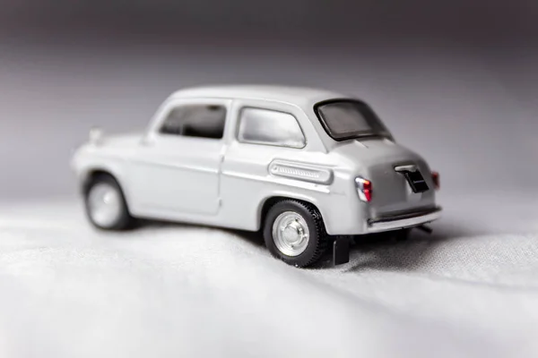 Grijs Wit Speelgoed Auto Een Witte Achtergrond — Stockfoto