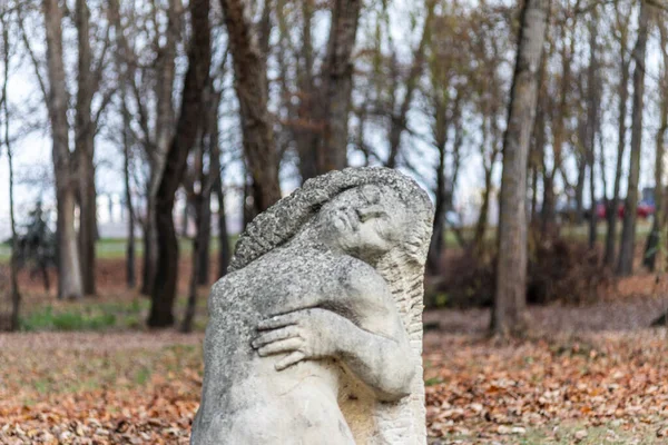 Monumento Pietra Una Donna Con Capelli Lunghi Nel Parco — Foto Stock