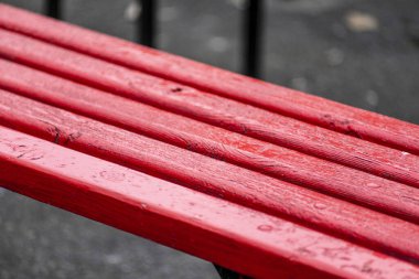 Parktaki bankta kırmızı paralel ahşap tahtalar