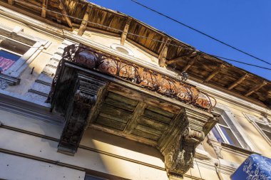 Ternopil 'de eski bir evin ön cephesinde eski bir balkon.