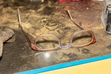 Eski emekli bardaklar atölyedeki masanın üstünde.