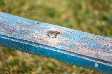 Eski ahşap bir tahtanın dokusu maviye boyanmış.