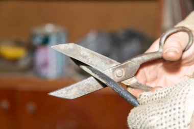 Atölyede metal kesmek için büyük metal makas. Elde makas