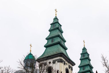Eski kilisenin yeşil çatısı. Dominik kilisesi ve haçlı çadır kuleleri