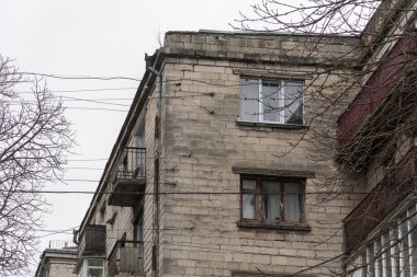 1960 'larda inşa edilmiş eski bir Sovyet evinin dış cephesi.