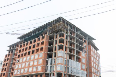 Bir konut binasının ön cephesi. Şehirde bir apartman inşaatı