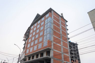 Bir konut binasının ön cephesi. Şehirde bir apartman inşaatı