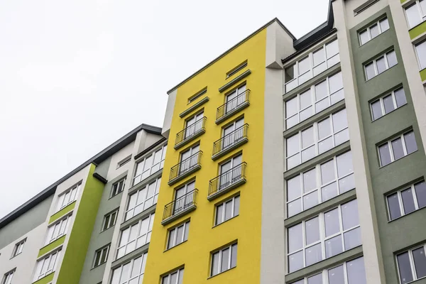 Büyük Bir Konut Binasının Cephesi Renkli Sarı Yeşil Duvarlar Pencereler — Stok fotoğraf