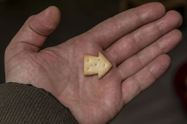 Galletas Forma Flecha Mano Hombre Sostiene Una Galleta Mano —  Fotos de Stock