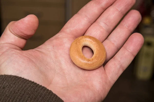 Gelber Runder Bagel Für Tee Der Hand Leckere Plätzchen — Stockfoto