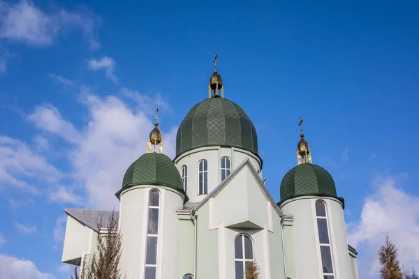 Igreja Ortodoxa Ucraniana Com Telhado Verde Fundo Céu — Fotografia de Stock