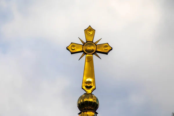 Cruz Cristã Amarela Fundo Igreja Céu — Fotografia de Stock