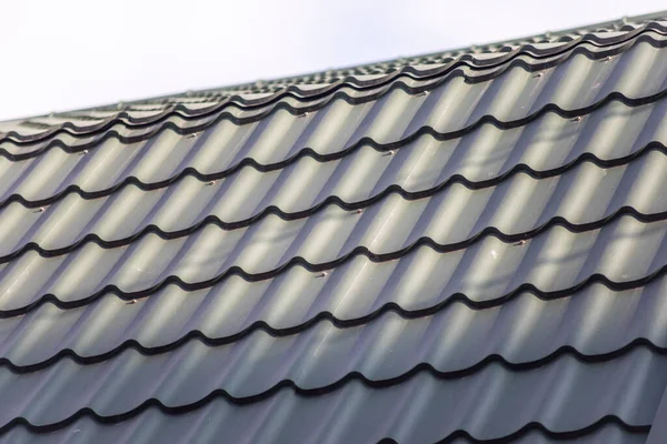 Das Dach Des Hauses Mit Grünem Wellblech — Stockfoto