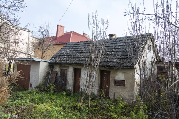 古い一階建ての家や納屋はタイルで覆われています 農場のユーティリティルーム — ストック写真
