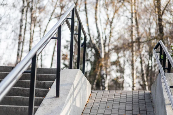 Parktaki Merdivenler Metal Parmaklıklar Rampa Korkuluklar Yükseliyor — Stok fotoğraf