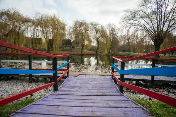 Alte Holzliegeplätze Für Festmacherboote Farbige Holzbretter Über Dem Wasser — Stockfoto
