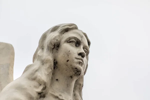 Белый Памятник Ангелу Возле Церкви — стоковое фото