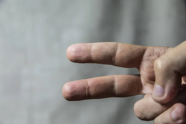 灰色の背景に指を見せる男 手のしぐさ — ストック写真