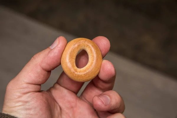 Gelber Runder Bagel Für Tee Der Hand Leckere Plätzchen — Stockfoto