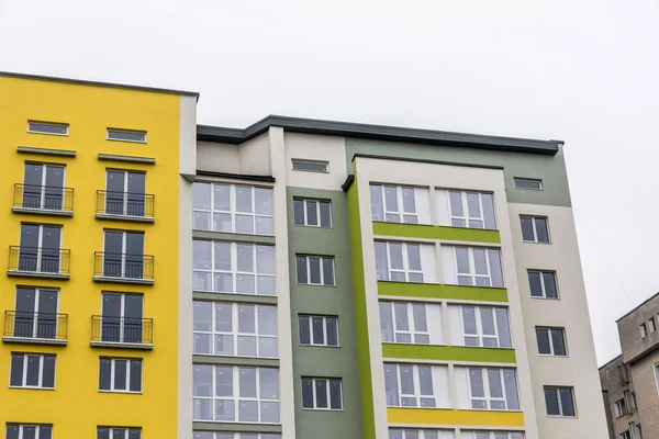 Büyük Bir Konut Binasının Cephesi Renkli Sarı Yeşil Duvarlar Pencereler — Stok fotoğraf