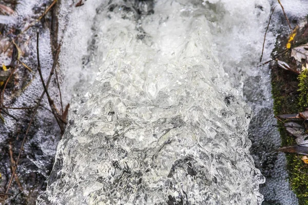 公園内の川の強い流れ 秋の水と小川 — ストック写真