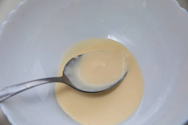 Piatto Bianco Cucchiaio Con Panna Acida — Foto Stock