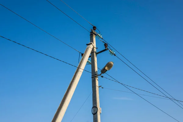 Ein Mast Mit Stromkabeln Und Einer Laterne Auf Einem Himmelshintergrund — Stockfoto