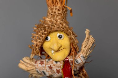 Küçük oyuncak Baba Yaga şapkalı.