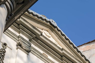 Şehirdeki eski bir evin ön cephesinin bir parçası.