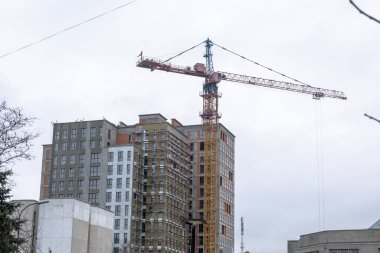 Bir konut binasının ön cephesi. Şehirde bir apartman inşaatı