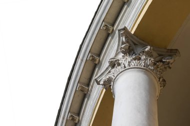 Stalinist evinin sütunları. Şehirdeki bir evin cephesi.