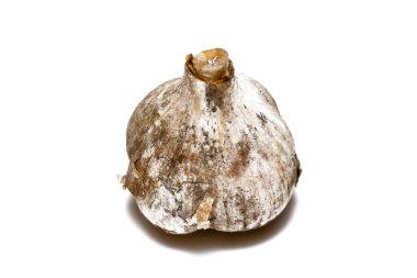 Beyaz arka planda eski sarımsak