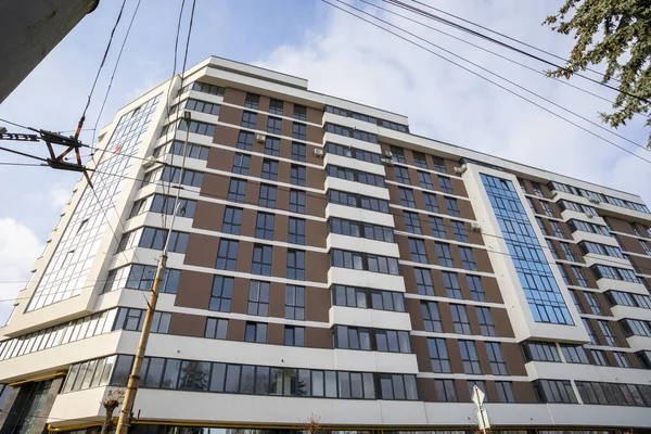 Parkın yakınındaki yüksek bir apartmanın cephesinde.