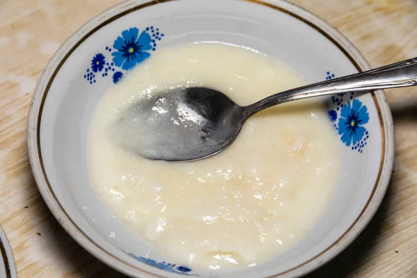 Semolina Dalam Piring Sendok Dan Piring Putih Dengan Bunga Biru — Stok Foto