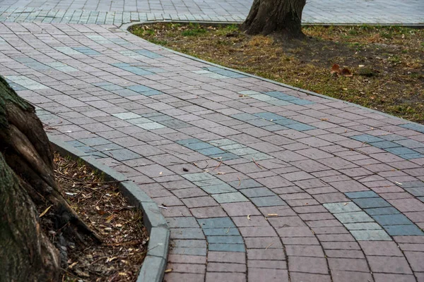 Afgerond Pad Het Park Rood Grijze Rechthoekige Bestrating Voor Achtergronden — Stockfoto