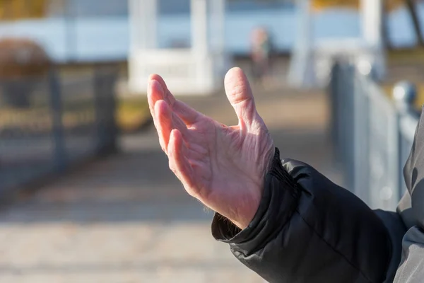 Alte Hand Der Mann Gestikuliert Mit Den Händen — Stockfoto