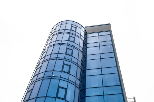 青い窓のガラスのファサード ショッピングセンター 白い背景の家 — ストック写真