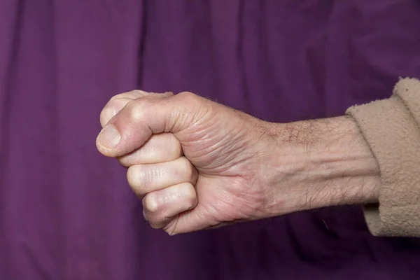 老人は拳を示す 男の手とブルゴーニュの背景 — ストック写真